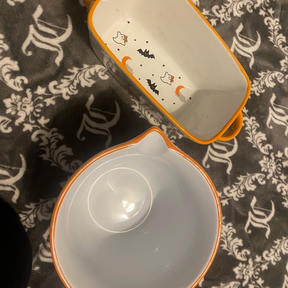 Hello kitty halloween baking pan and mixing bowl - Picture 2 of 4